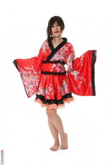 Азиатка Maya Maino быстро снимает костюм гейши