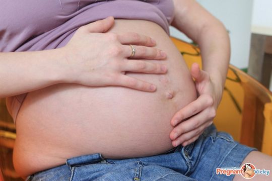 Будущая молодая мамочка обливается молоком и показывает свое тело с большой налитой грудью