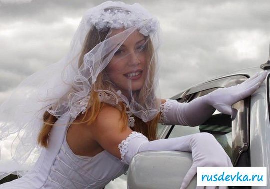 Девушка в свадебном платье разделась у авто