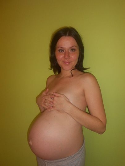Полуобнаженная беременная женщина из Чехии