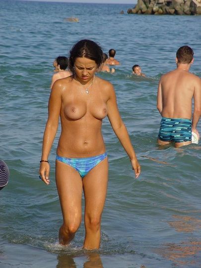 Голые груди на пляже
