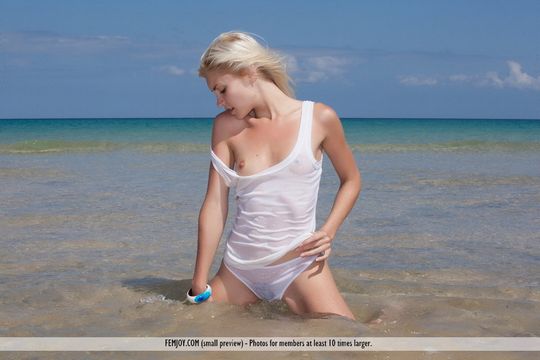 Холодная вода неимоверно возбуждает блондинку Cristina A в этой популярной фотогалерее