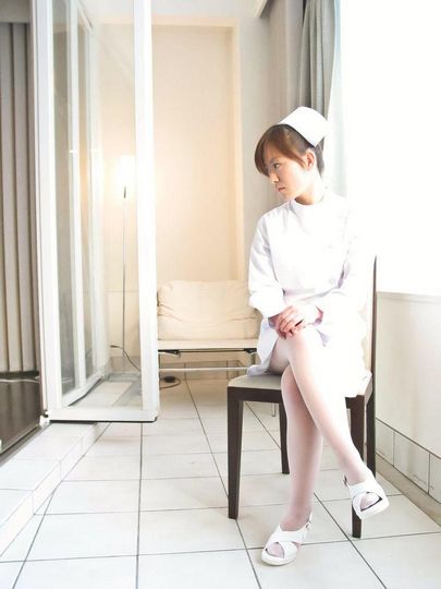 Азиатская красотка Miina Minamoto тлела знойную форму медсестры с сексуальными чулочками и развлекается сама с собой